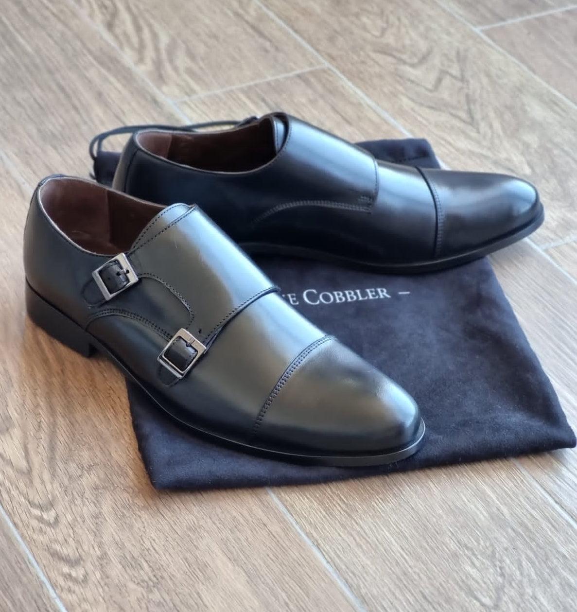 Chaussures en cuir noir The Cobbler au design élégant
